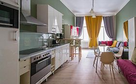 Modern Cozy Apartment By Ruterra